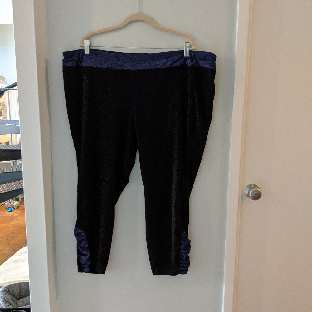 26/28w black yoga pants w/ ruche ankle